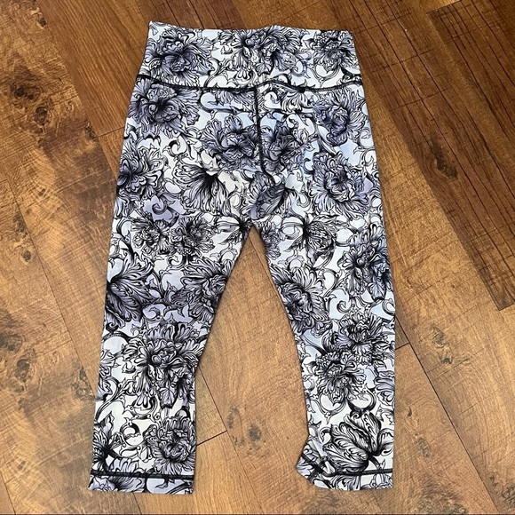 Lululemon Womens high rise crop leggings tights Sz 10 black gray floral - Picture 7 of 8